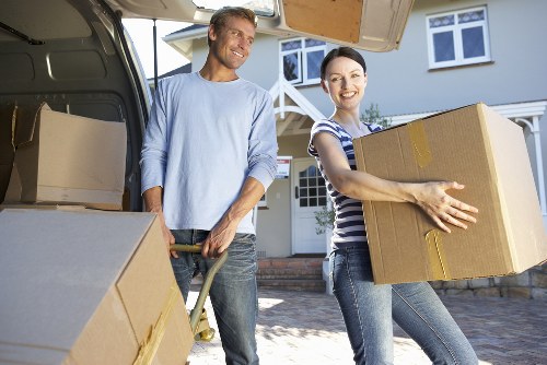 Packing and loading items for mobile self storage in Elmpark